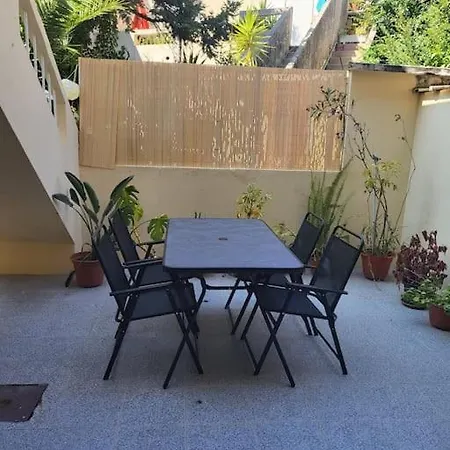 Roomy & Patio - 2 Bedroom Flat Апартаменты